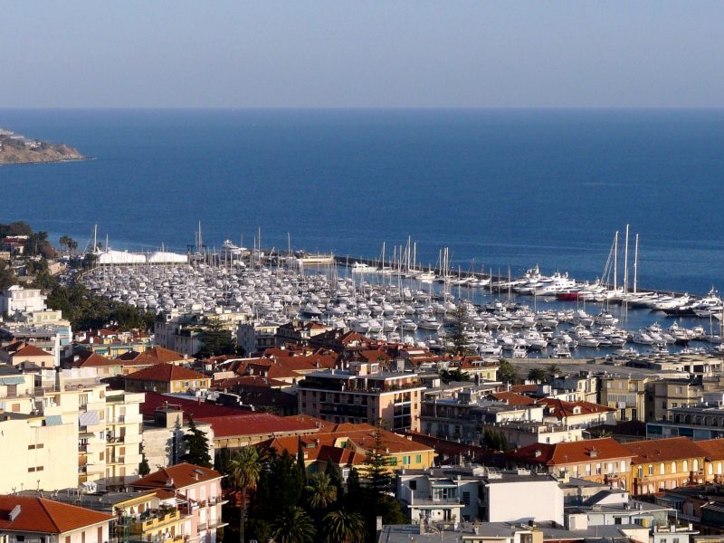 Sanremo-panorama_città_e_porto_dal_santuario_madonna_della_costa1