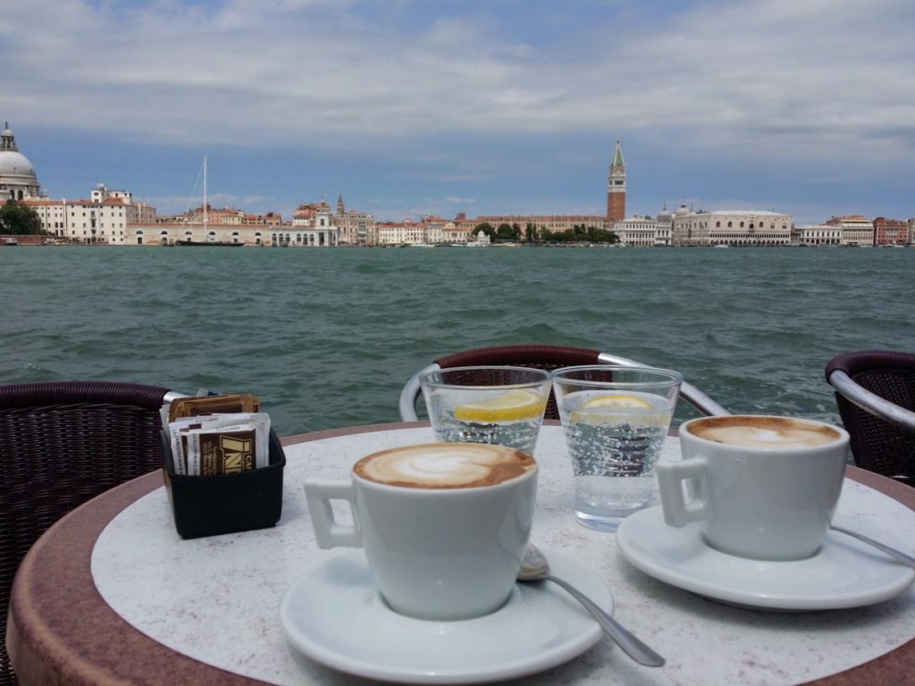 Cappuccino drinken in Italië