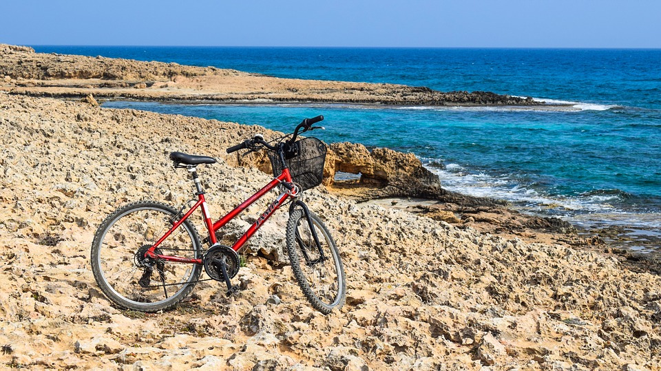 fietsen langs de kust van Pista Ciclabile